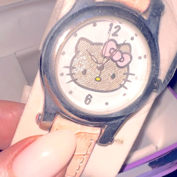 HELLO KITTY WATCH IN KEEPSAKE BOX AUTHENTIC NEW!🎀 PAVED KITTY FACE - Picture 3 of 4